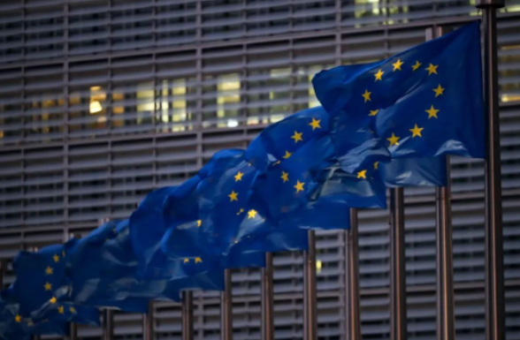 欧盟委员会总部大楼前的欧盟旗帜。张铖摄（新华社）