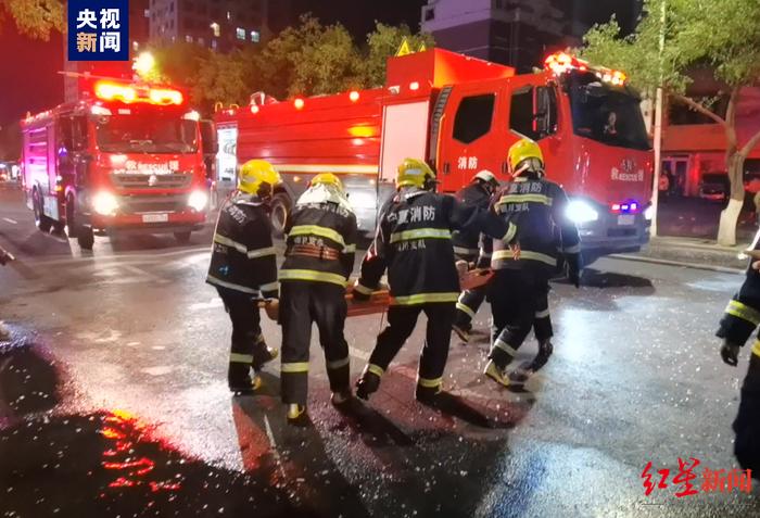 ↑6月21日，消防救援人员在事故现场救援 据央视新闻
